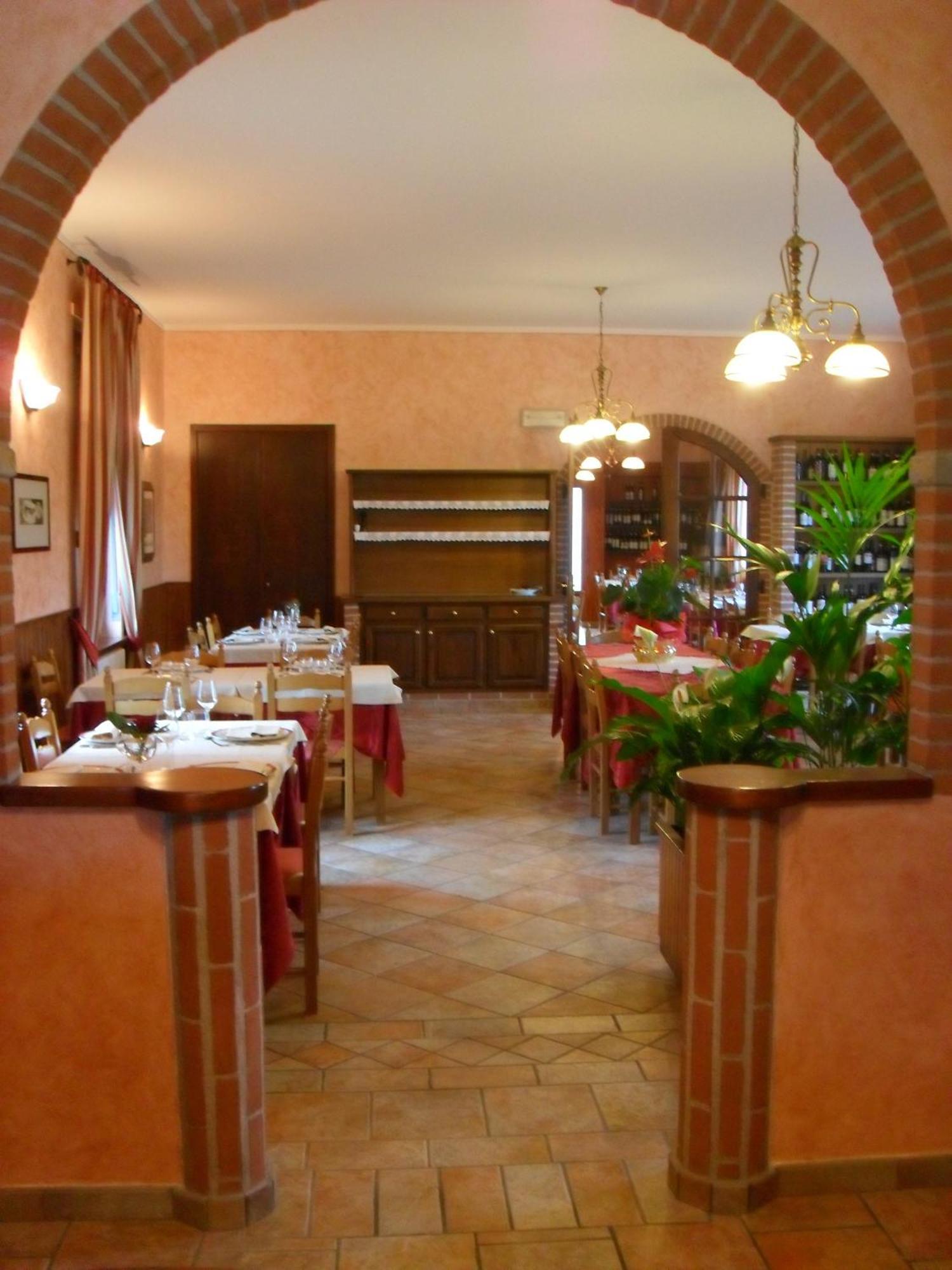 Ristorante Albergo Da Maurizio Cravanzana Ngoại thất bức ảnh