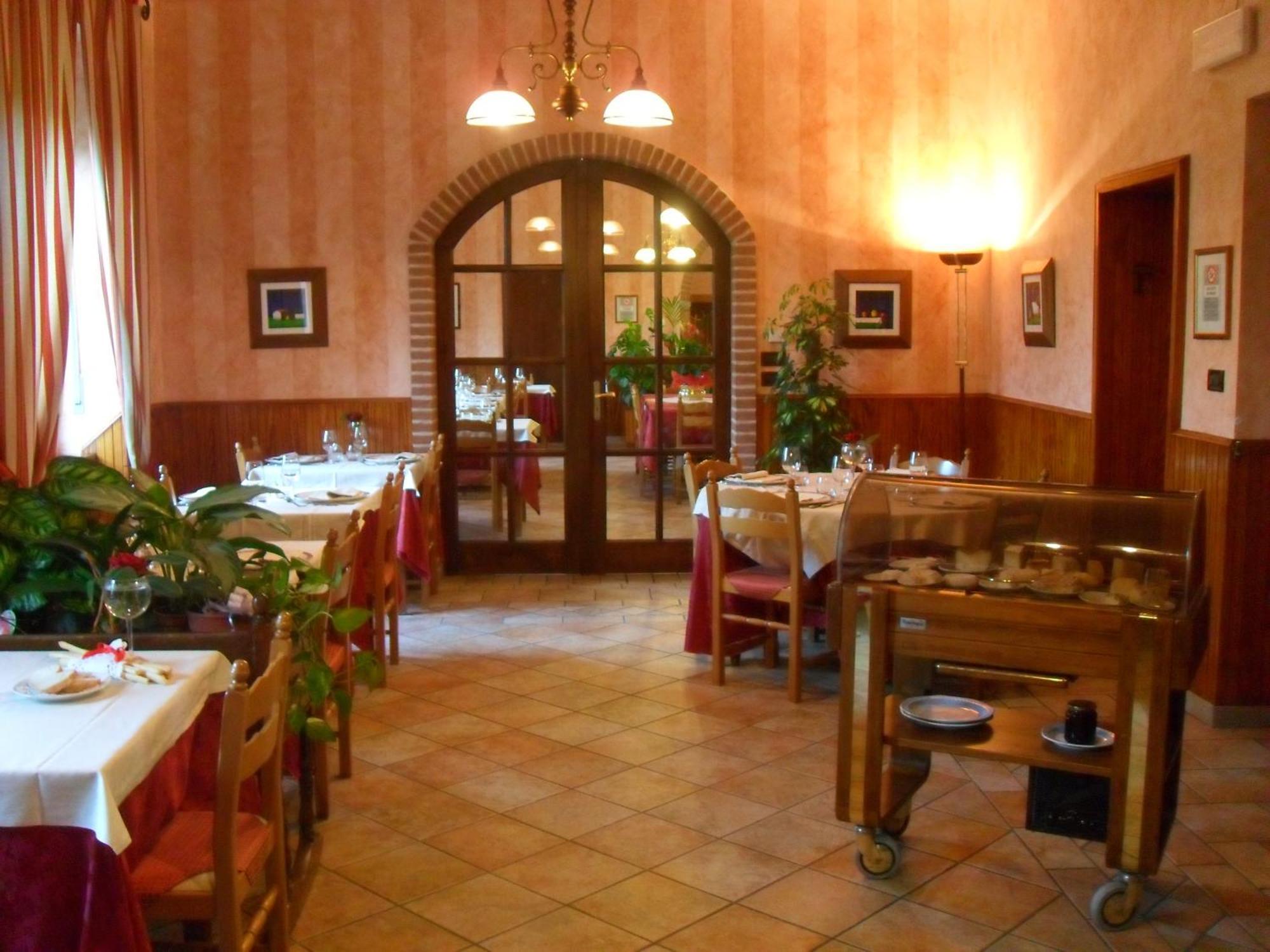 Ristorante Albergo Da Maurizio Cravanzana Ngoại thất bức ảnh